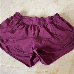 Maroon Lulu Lemon Hotty Hot 2.5 Shorts || Size 4